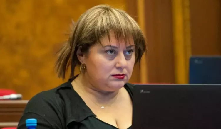 Ov e Shushan Petrosyani naxkin Amusine