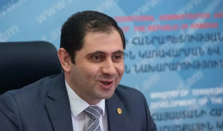 Papikyani Lav lury